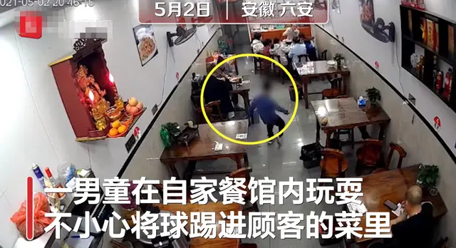 男孩把球踢到菜里被父亲打,家长切记:孩子身上五个部位不能打