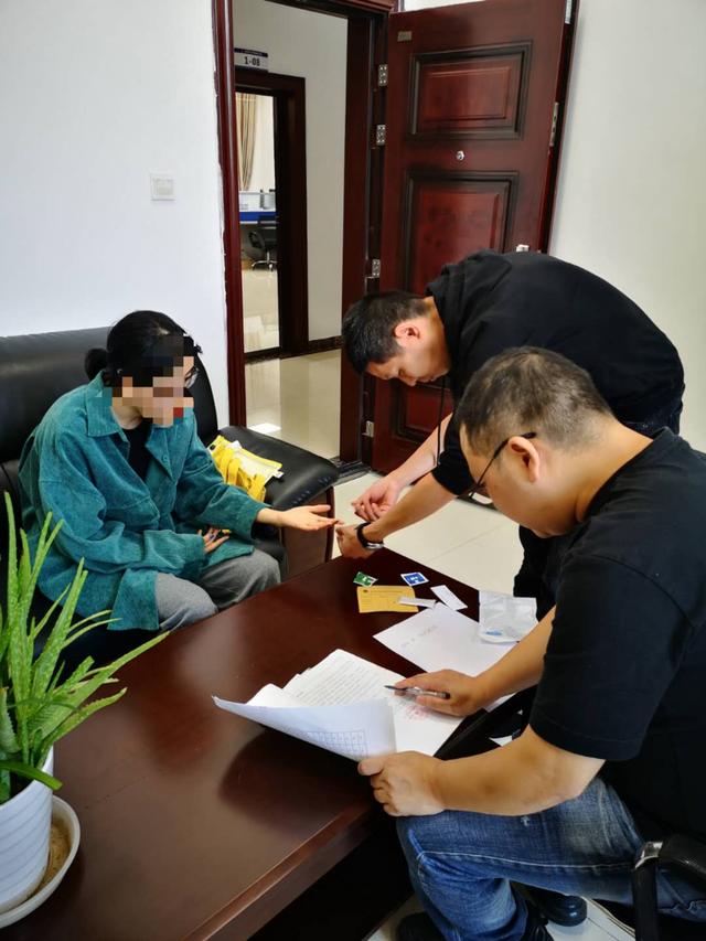 四川女孩"黑户"24年,没上学,打游戏赚钱