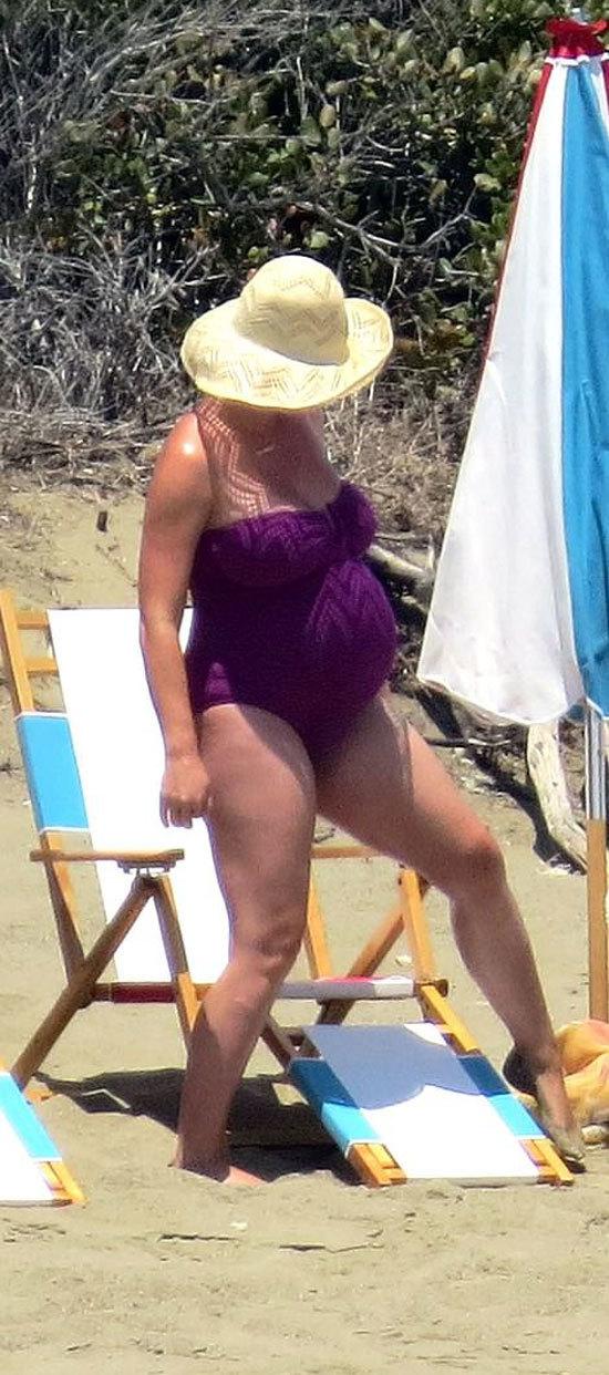 水果姐捧孕肚坐沙滩椅，体重飙升到172斤，和精灵王子婚礼3次推迟