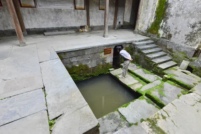 西冲村这个旧时代的水牢，站不能站，坐不能坐，一个人能撑多久？