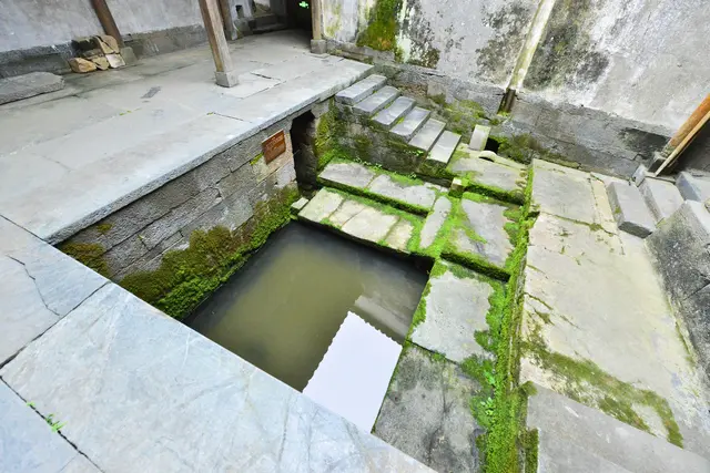 西冲村这个旧时代的水牢，站不能站，坐不能坐，一个人能撑多久？