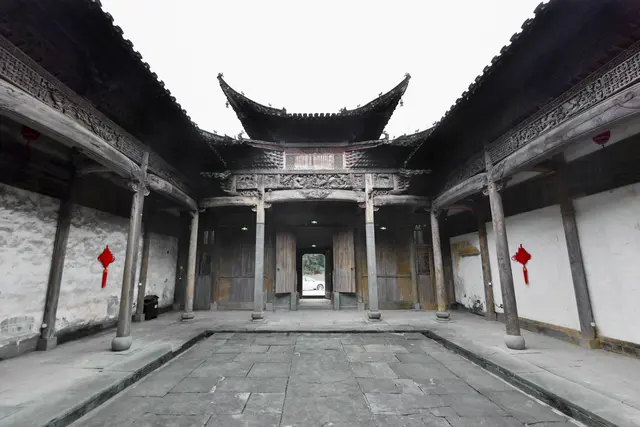 西冲村这个旧时代的水牢，站不能站，坐不能坐，一个人能撑多久？