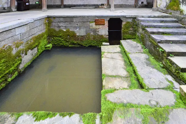 西冲村这个旧时代的水牢，站不能站，坐不能坐，一个人能撑多久？