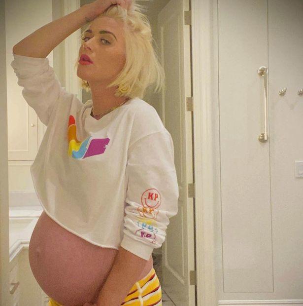 水果姐捧孕肚坐沙滩椅，体重飙升到172斤，和精灵王子婚礼3次推迟