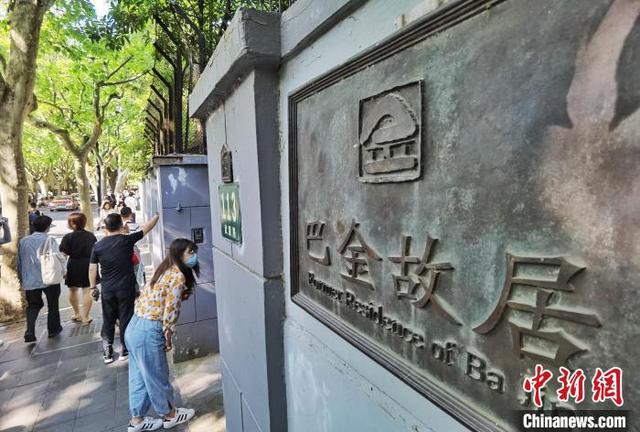 五一假期:上海网红马路——武康路吸引民众前来拍照打卡