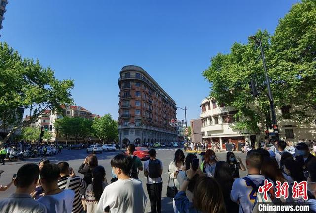 五一假期:上海网红马路——武康路吸引民众前来拍照打卡