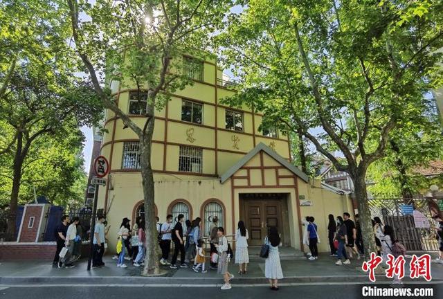 五一假期:上海网红马路——武康路吸引民众前来拍照打卡